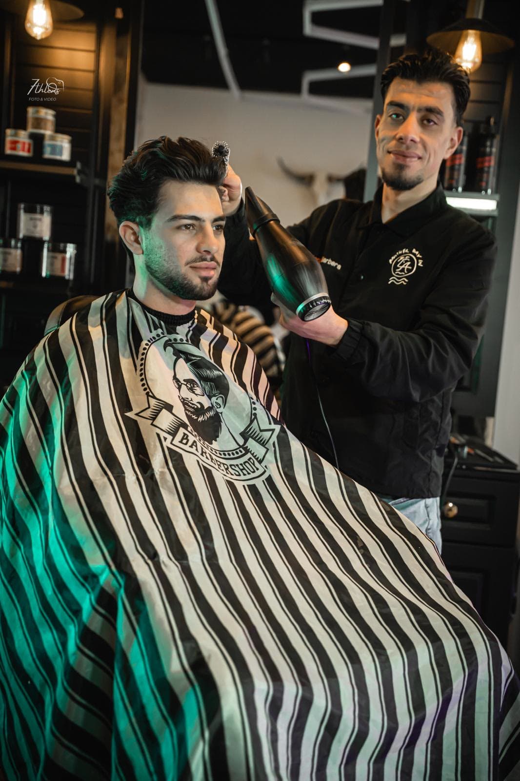 Meesterbarbier Fesal aan het werk